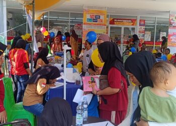 Warga Desa Dumolodo, Kecamatan Gentuma Raya, Kabupaten Gorontalo saat menikmati layanan Alfamart Sahabat Posyandu di gerai Alfamart setempat, Senin (21/9/2026)