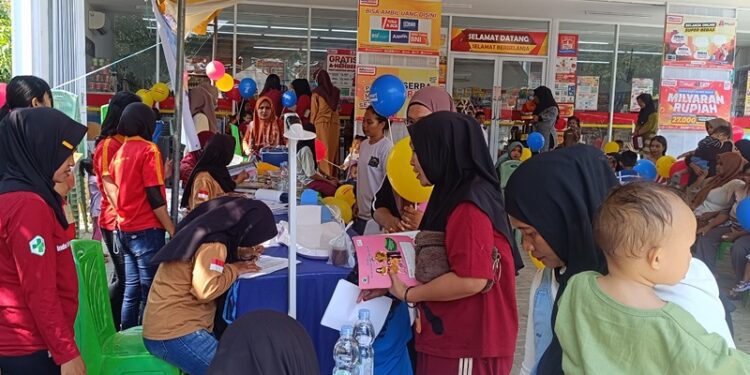 Warga Desa Dumolodo, Kecamatan Gentuma Raya, Kabupaten Gorontalo saat menikmati layanan Alfamart Sahabat Posyandu di gerai Alfamart setempat, Senin (21/9/2026)