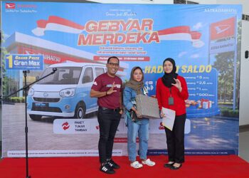 Kepala Cabang Daihatsu Gorontalo, Lesly Allan Siahaya menyerahkan doorprize kepada konsumen yang melakukan pembelian unit kendaraan dalam periode Gebyar Merdeka Daihatsu 2026, Sabtu (19/9/2026).