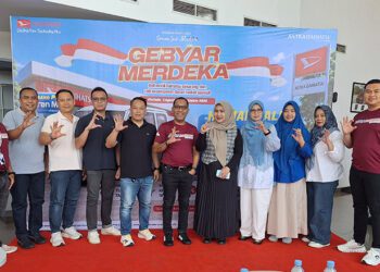 Kepala Cabang Astra Daihatsu Gorontalo, Lesly Allen Siahaya (tengah), dan Supervisor Astra Daihatsu Gorontalo, Ahmad (kanan) berpose bersama mitra dan pemateri edukasi penguatan UMKM dalam kegiatan Gebyar Merdeka dan Bazar UMKM Astra Daihatsu Gorontalo, Sabtu (19/9/2026)