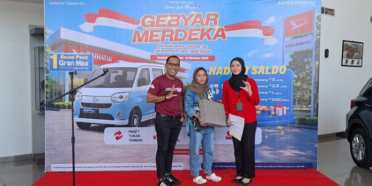 Kepala Cabang Daihatsu Gorontalo, Lesly Allan Siahaya menyerahkan doorprize kepada konsumen yang melakukan pembelian unit kendaraan dalam periode Gebyar Merdeka Daihatsu 2026, Sabtu (19/9/2026).