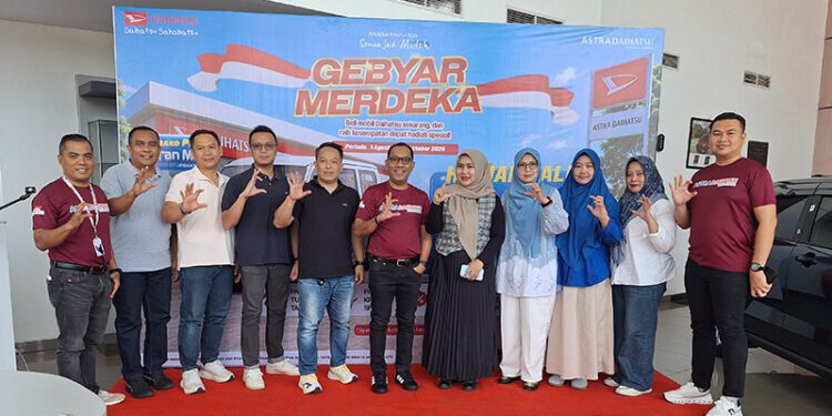 Kepala Cabang Astra Daihatsu Gorontalo, Lesly Allen Siahaya (tengah), dan Supervisor Astra Daihatsu Gorontalo, Ahmad (kanan) berpose bersama mitra dan pemateri edukasi penguatan UMKM dalam kegiatan Gebyar Merdeka dan Bazar UMKM Astra Daihatsu Gorontalo, Sabtu (19/9/2026)