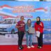 Kepala Cabang Daihatsu Gorontalo, Lesly Allan Siahaya menyerahkan doorprize kepada konsumen yang melakukan pembelian unit kendaraan dalam periode Gebyar Merdeka Daihatsu 2026, Sabtu (19/9/2026).