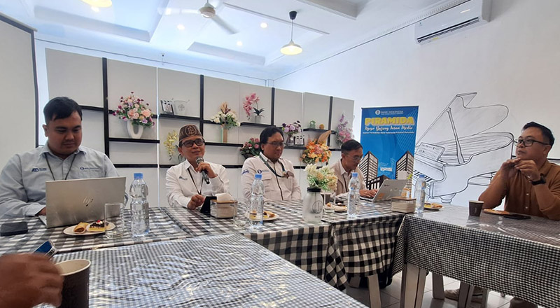 Kepala BI Provinsi Gorontalo, Bambang Surya Permana, (kedua kiri) didampingi Deputi Kepala BI Provinsi Gorontalo, Ciptoning Suryo Condro (kedua kanan), dan Kepala Seksi Kehumasan BI Provinsi Gorontalo, Hatfan Hizriyan, menyampaikan informasi pelaksanaan Harfest 2026, Rabu (9/9/2026).(hasan/gopos)