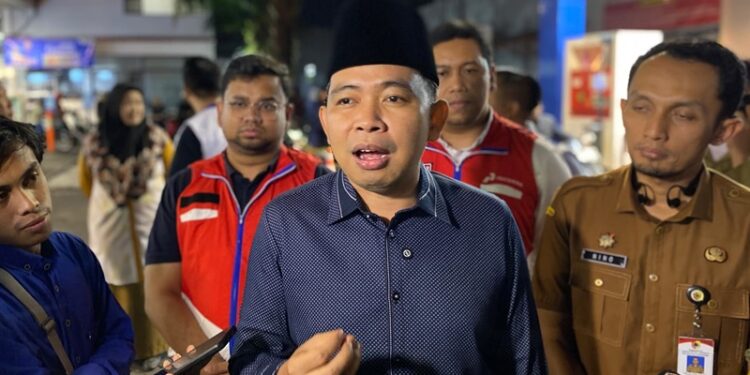 Bupati Jember Muhammad Fawait saat sidak antrian SPBU di wilayah Kota Jember