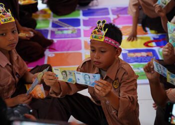 Melalui program POLOPALO, Bank Indonesia Perwakilan Provinsi Gorontalo bersama komunitas 1.000 Guru membawa edukasi Cinta, Bangga, dan Paham Rupiah ke sekolah-sekolah di pelosok.(Putra/Humas BI Gorontalo)