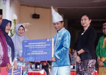 Sekda Boltara saat menyerahkan SK Pensiun sekaligus THT (Dok: Istimewa)
