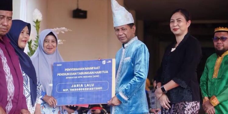 Sekda Boltara saat menyerahkan SK Pensiun sekaligus THT (Dok: Istimewa)