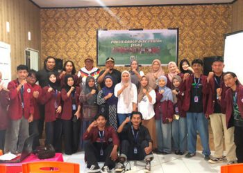 Mahasiswa KKN Tematik Infrastruktur UNG menggelar Focus Group Discussion (FGD) Pemerintah Desa dan masyarakat Desa Huntu Utara, Kecamatan Bulango Selatan, Kabupaten Bone Bolango.