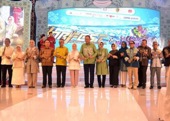 Gubernur Gorontalo, Gusnar Ismail (tengah karawo hijau), bersama Wakil Gubernur Gorontalo, Idah Syahidah (kiri Gubernur Gorontalo), Kepala Perwakilan BI Gorontalo, Bambang Setya Permana (5 dari kanan) bersama unsur Forkopimda serta Bupati/Wali Kota se-Gorontalo membunyikan Polopalo menandai pembukaan Harfest 2026, Sabtu (12/9/2026).(Haris/Diskominfo Provinsi Gorontalo)