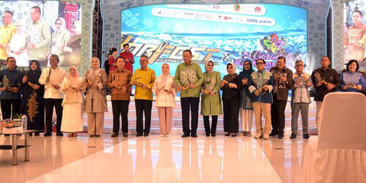 Gubernur Gorontalo, Gusnar Ismail (tengah karawo hijau), bersama Wakil Gubernur Gorontalo, Idah Syahidah (kiri Gubernur Gorontalo), Kepala Perwakilan BI Gorontalo, Bambang Setya Permana (5 dari kanan) bersama unsur Forkopimda serta Bupati/Wali Kota se-Gorontalo membunyikan Polopalo menandai pembukaan  Harfest 2026, Sabtu (12/9/2026).(Haris/Diskominfo Provinsi Gorontalo)