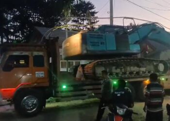 Tanggkapan layar dua unit alat berat jenis excavator beraktivitas di Mootilango, Selasa (01/09/2026) (Istimewa)