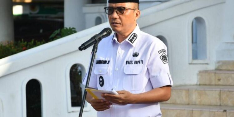 Wakil Bupati Boalemo, Lahmudin Hambali, saat memimpin apel kerja awal bulan, (Prokopim Boalemo)
