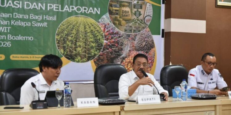 Bupati Boalemo, Rum Pagau, saat memimpin rapat evaluasi dan laporan penggunaan DBH sawit, (Prokopim Boalemo)