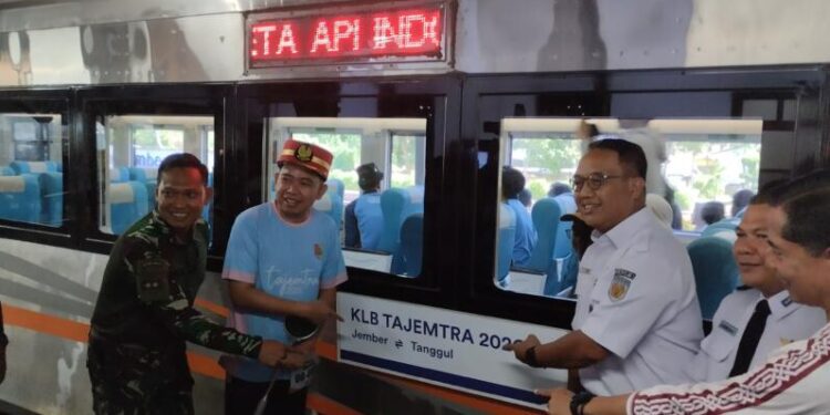 Bupati Jember Muhammad fawait berama Vice President (VP) PT Kereta Api Indonesia (KAI) Daerah Operasi 9 Jember Nugroho Dwi Sasongko