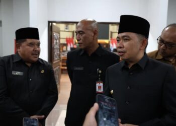 Bupati Jember Muhammad fawait berama Pj. Sekda Achmad Imam Fauzi usai mengikuti rapat paripurna di DPRD Jember