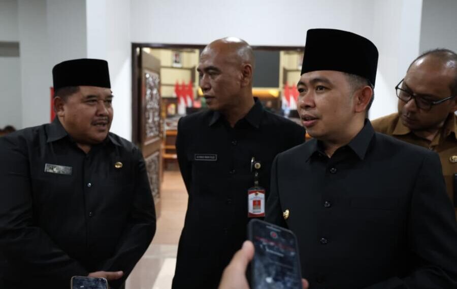 Bupati Jember Muhammad fawait berama Pj. Sekda Achmad Imam Fauzi usai mengikuti rapat paripurna di DPRD Jember