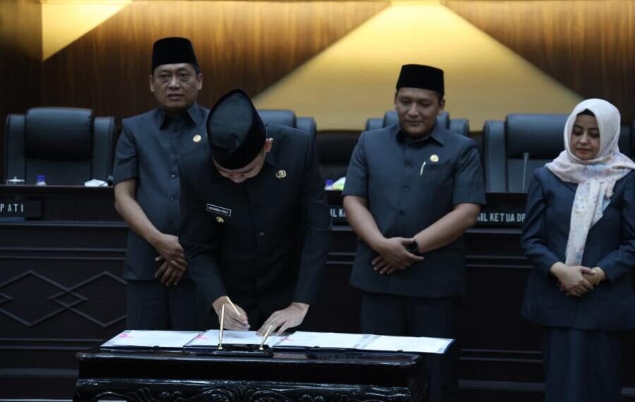 Bupati Jember Rapat Paripurna Penandatanganan KUA PPAS APBD Jember
