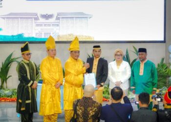 Penyerahan nota dinas oleh Gubernur Sulawesi Utara Yulius Selvanus Komaling (Dok: Istimewa)