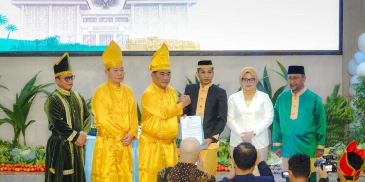 Penyerahan nota dinas oleh Gubernur Sulawesi Utara Yulius Selvanus Komaling (Dok: Istimewa)