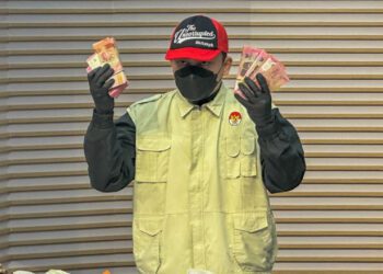 Pegawai Komisi Pemberantasan Korupsi menunjukkan barang bukti kasus dugaan korupsi yang menjerat Bupati Bolaang Mongondow Utara Sirajudin Lasena, di Gedung Merah Putih KPK, Jakarta, Selasa (22/9/2026). ANTARA/Rio Feisal