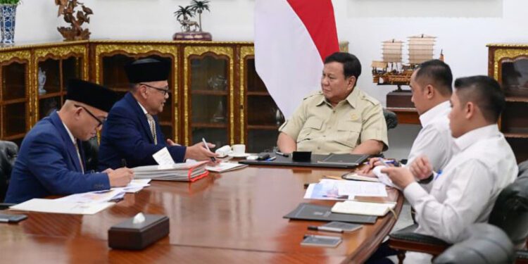 Presiden Prabowo Subianto memimpin rapat terbatas bersama Menteri Haji dan Umrah Mochamad Irfan Yusuf dan Wakil Menteri Haji dan Umrah Dahnil Anzar Simanjuntak di Istana Negara, Jakarta, Senin (28/9/2026). ANTARA/HO-BPMI Sekretariat Presiden