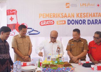 Kepala Kantor Perwakilan LPS III, Fuad Zaen, bersama Staf Ahli Wali Kota Palopo Bidang Kesejahteraan Rakyat, M. Taufiq Gurrachman; Kepala Dinas Kesehatan Kota Palopo, Irsan Anugrah.; serta Ketua PMI Kota Palopo, Haidir Basir, M.M., membuka rangkaian acara pemeriksaan kesehatan dan donor darah di Pelataran Ruang Pola Kantor Wali Kota Palopo.