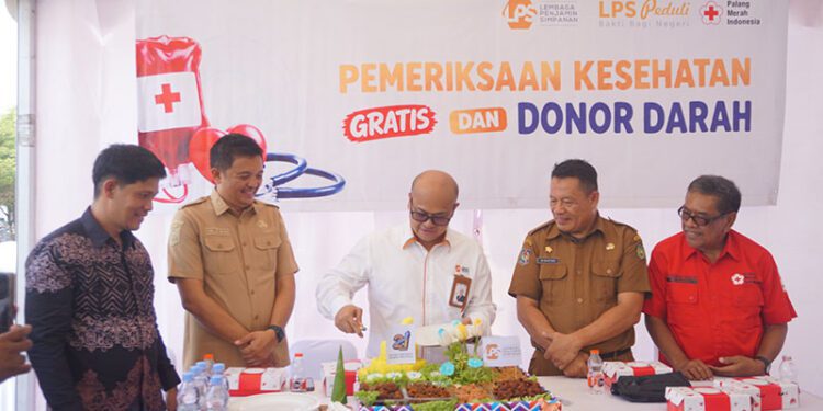 Kepala Kantor Perwakilan LPS III, Fuad Zaen, bersama Staf Ahli Wali Kota Palopo Bidang Kesejahteraan Rakyat, M. Taufiq Gurrachman; Kepala Dinas Kesehatan Kota Palopo, Irsan Anugrah.; serta Ketua PMI Kota Palopo, Haidir Basir, M.M., membuka rangkaian acara pemeriksaan kesehatan dan donor darah di Pelataran Ruang Pola Kantor Wali Kota Palopo.
