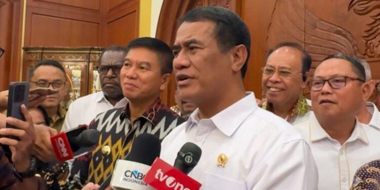 Menteri Pertanian Andi Amran Sulaiman berbicara kepada pers setelah pertemuan koordinasi terbatas mengenai percepatan pengembangan bioetanol dengan 44 regent dari berbagai pusat produksi di Jakarta, Senin (21 September 2026). (ANTARA/M. Harianto