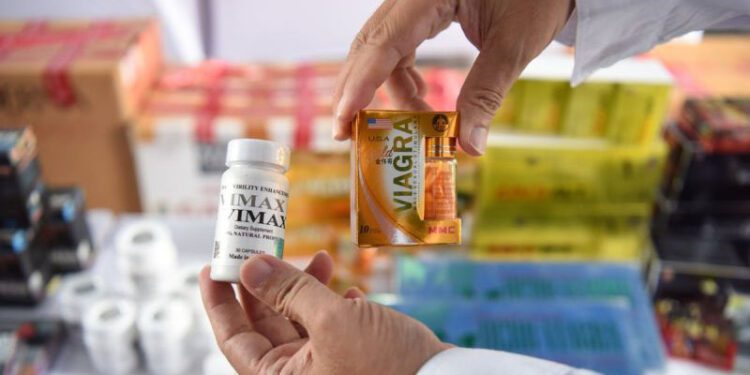 Ilustrasi: Petugas menunjukkan sejumlah produk obat kuat ilegal saat rilis hasil penindakan gudang sediaan farmasi ilegal di Kantor BBPOM di Jakarta, Cilangkap, Jakarta Timur. ANTARA FOTO/Indrianto Eko Suwarso/tom