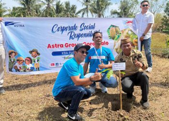 Kepala Cabang Astra Daihatsu Gorontalo, Lesly Allen Siahaya, bersama Camat Randangan, Saharudin Saleh, secara simbolis melakukan penanaman 1.000 bibit kakao CSR Kampung Berseri Astra di Desa Patuhu, Kecamatan Randangan, Pohuwato.