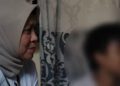 Suasana pendampingan dan penjangkauan oleh petugas DP3APPKB Surabaya terhadap anak yang dilaporkan diajak mengamen hingga malam hari, Selasa (29/9/2026). Pemkot memastikan pemenuhan hak anak serta menawarkan pelatihan keterampilan bagi orang tua sebagai solusi alternatif penghidupan keluarga. (ANTARA FOTO/HO-Diskominfo Surabaya)