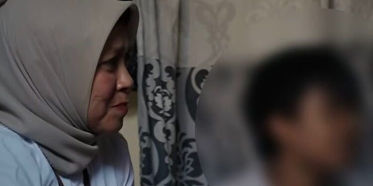 Suasana pendampingan dan penjangkauan oleh petugas DP3APPKB Surabaya terhadap anak yang dilaporkan diajak mengamen hingga malam hari, Selasa (29/9/2026). Pemkot memastikan pemenuhan hak anak serta menawarkan pelatihan keterampilan bagi orang tua sebagai solusi alternatif penghidupan keluarga. (ANTARA FOTO/HO-Diskominfo Surabaya)