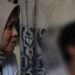Suasana pendampingan dan penjangkauan oleh petugas DP3APPKB Surabaya terhadap anak yang dilaporkan diajak mengamen hingga malam hari, Selasa (29/9/2026). Pemkot memastikan pemenuhan hak anak serta menawarkan pelatihan keterampilan bagi orang tua sebagai solusi alternatif penghidupan keluarga. (ANTARA FOTO/HO-Diskominfo Surabaya)