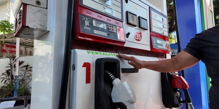 Pertamina Patra Niaga melakukan rekonfigurasi fasilitas di 12 SPBU di Kota Makassar serta wilayah Gowa dan Maros dengan mengalihkan sebagian kapasitas pengisian produk non subsidi Pertamax untuk melayani produk bersubsidi Pertalite.