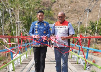 Bupati Enrekang H. Muhammad Yusuf Ritangnga beserta jajaran Forkopimda, VP CSR & SMEPP PT Pertamina (Persero) Rudi Ariffianto & jajaran Manajemen PT Pertamina, serta tokoh masyarakat dan warga meresmikan jembatan gantung Kaluppini