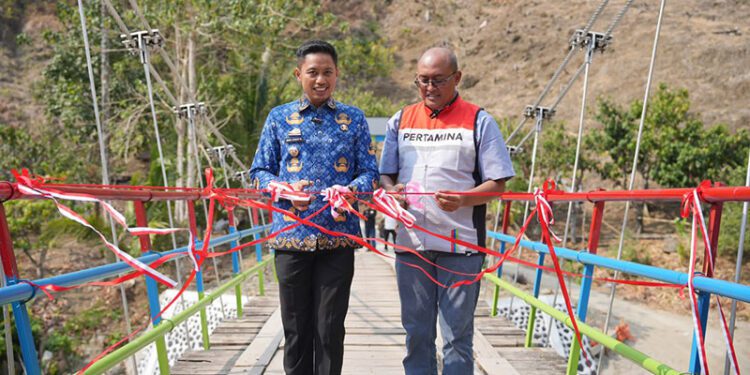 Bupati Enrekang H. Muhammad Yusuf Ritangnga beserta jajaran Forkopimda, VP CSR & SMEPP PT Pertamina (Persero) Rudi Ariffianto & jajaran Manajemen PT Pertamina, serta tokoh masyarakat dan warga meresmikan jembatan gantung Kaluppini