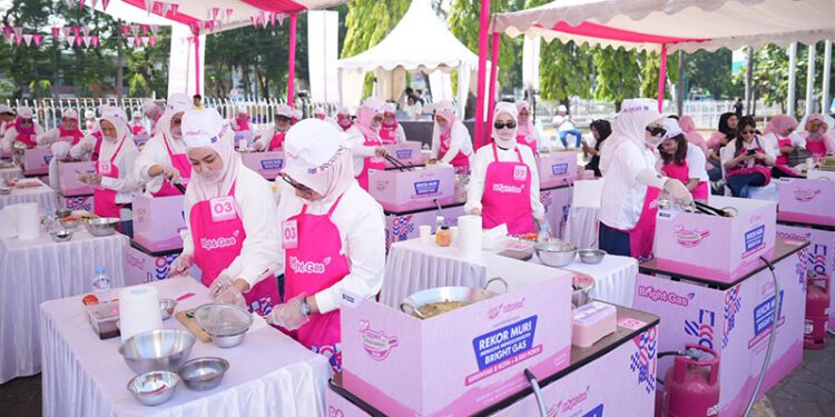 Car Free Day (CFD) di Jalan Jenderal Sudirman, Makassar, Minggu (6/9), menjadi lokasi kegiatan memasak serentak menggunakan Bright Gas