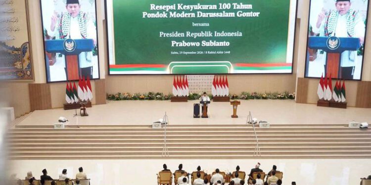 Presiden Prabowo Subianto menyampaikan sambutan pada puncak resepsi kesyukuran 100 tahun Pondok Modern Darussalam Gontor di Ponorogo, Jawa Timur, Sabtu (19/9/2026). Kegiatan yang dihadiri perwakilan negara sahabat, duta besar, tokoh pendidikan, dan ribuan alumni lintas angkatan tersebut digelar untuk memperingati satu abad berdirinya Ponpes Gontor sekaligus menegaskan peran pesantren modern dalam pengembangan pendidikan, keilmuan, dan sumber daya manusia di tingkat nasional maupun internasional. ANTARA FOTO/Destyan Sujarwoko/YU