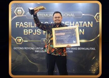 Kepala Puskesmas Umbulsari, dr. Nur Ahmad Santoso saat menerima penghargaan