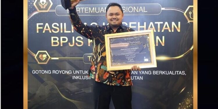 Kepala Puskesmas Umbulsari, dr. Nur Ahmad Santoso saat menerima penghargaan
