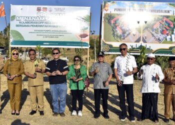 Bupati Gorontalo Sofyan Puhi saat meresmikan Pondok Pesantren Ahwalussalikhin sekaligus memimpin penanaman pohon di Kelurahan Bulota, Kecamatan Limboto, Senin (14/9/2026).