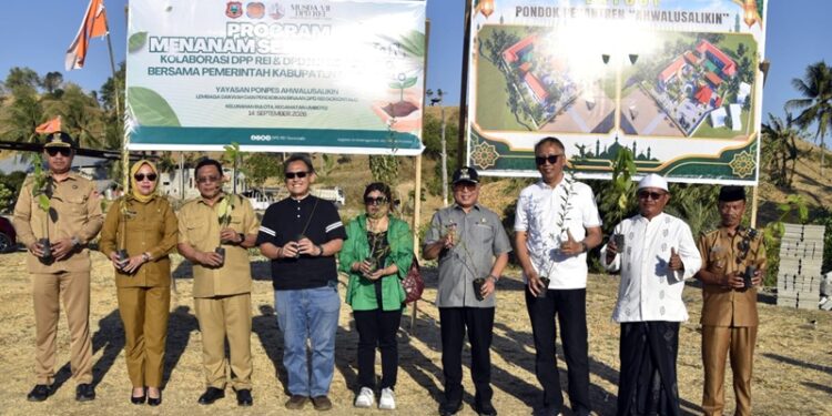 Bupati Gorontalo Sofyan Puhi saat meresmikan Pondok Pesantren Ahwalussalikhin sekaligus memimpin penanaman pohon di Kelurahan Bulota, Kecamatan Limboto, Senin (14/9/2026).