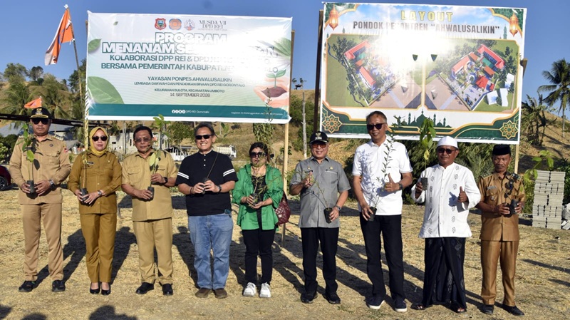 Bupati Gorontalo Sofyan Puhi saat meresmikan Pondok Pesantren Ahwalussalikhin sekaligus memimpin penanaman pohon di Kelurahan Bulota, Kecamatan Limboto, Senin (14/9/2026).