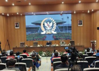 Wakil Ketua DPR RI Saan Mustopa bersama Wakil Ketua DPR RI Cucun Ahmad Syamsurijal saat menerima audiensi sejumlah serikat buruh di kompleks parlemen, Jakarta, Selasa (29/9/2026). (ANTARA/Bagus Ahmad Rizaldi)