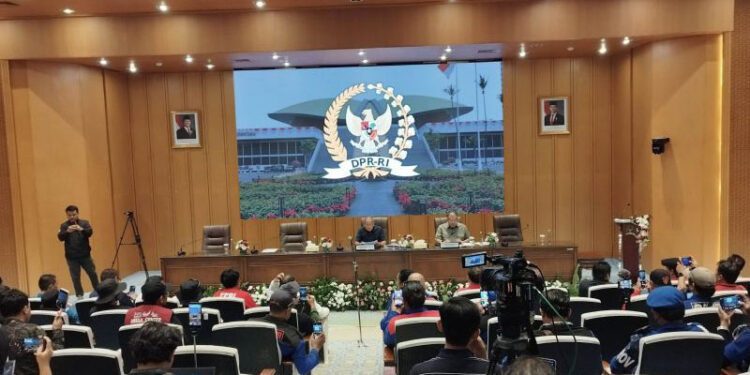 Wakil Ketua DPR RI Saan Mustopa bersama Wakil Ketua DPR RI Cucun Ahmad Syamsurijal saat menerima audiensi sejumlah serikat buruh di kompleks parlemen, Jakarta, Selasa (29/9/2026). (ANTARA/Bagus Ahmad Rizaldi)
