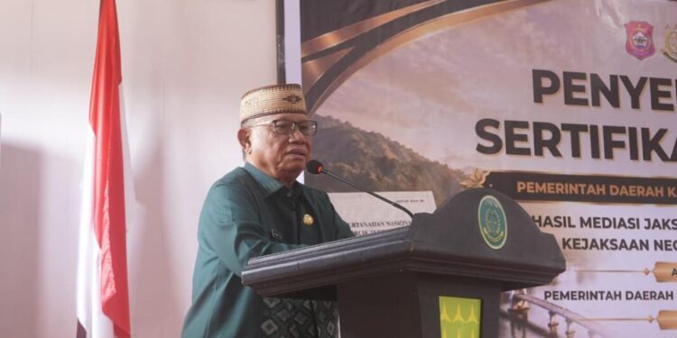 Bupati Ismet Mile saat memberikan sambutan pada kegiatan Rapat Koordinasi Percepatan Sertifikasi Aset Tanah yang dirangkaikan dengan penyerahan sertifikat tanah milik Pemerintah Daerah Bone Bolango di Kantor Pengacara Negara Kejaksaan Negeri Bone Bolango, Kamis (3/9/2026). (Foto Onal/Prokopim)