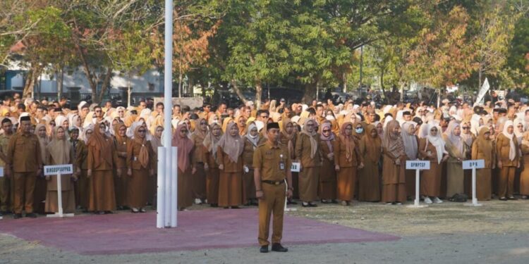 Pelaksanaan apel kerja di lingkungan Pemerintah Kabupaten Bone Bolango yang berlangsung di Lapangan Alun-Alun Bone Bolango, Senin (7/9/2026). (Foto Onal/Prokopim)
