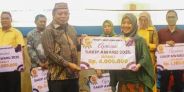 Wakil Bupati Bone Bolango, Risman Tolingguhu, saat menyerahkan SAKIP Award 2026 kepada perangkat daerah penerima penghargaan di Hotel Aston Kota Gorontalo, Selasa (8/9/2026) malam. (Foto Yudi/Prokopim)