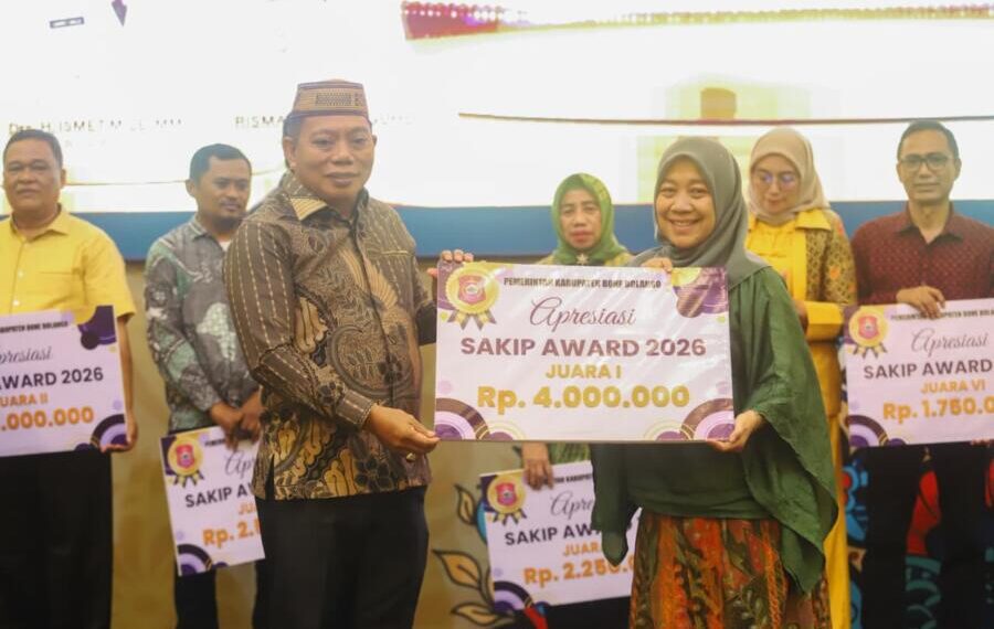 Wakil Bupati Bone Bolango, Risman Tolingguhu, saat menyerahkan SAKIP Award 2026 kepada perangkat daerah penerima penghargaan di Hotel Aston Kota Gorontalo, Selasa (8/9/2026) malam. (Foto Yudi/Prokopim)